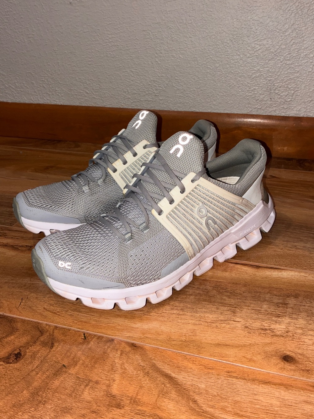 On Cloud Women’s Cloudswift Running Shoes, gray and cream - size 8.5
